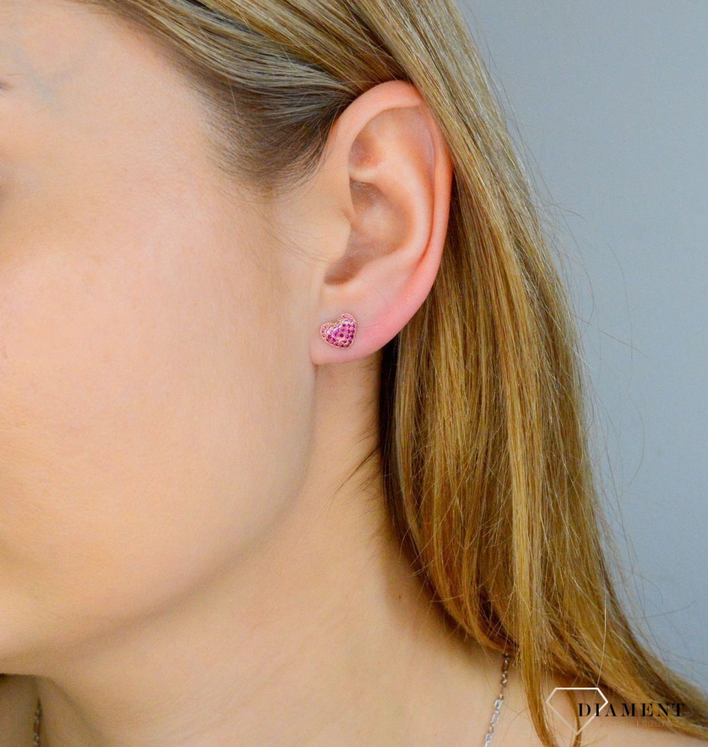 Kolczyki damskie srebrne 925 Serduszka Nomination rosegold 241104 004 z kolekcji Crysalis to kolczyki wkrętki wykonane ze srebra próby 925. Kolczyki zostały pokryte różowym złotem 22K (próba 916).jpg